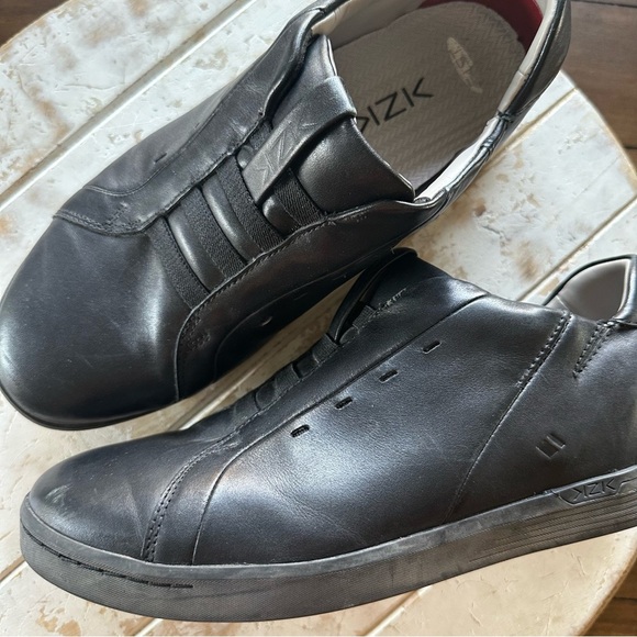 Kizik New York Leather Laceless Hands Free Slip on Leather Sneaker